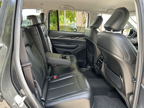 Used 2024 Jeep Grand Cherokee Limited w/ Black Appearance Package image 42