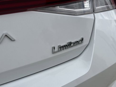 Used 2021 Hyundai Elantra Limited FWD image 11