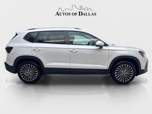 Used 2025 Volkswagen Taos SE w/ Panoramic Sunroof Package FWD image 10