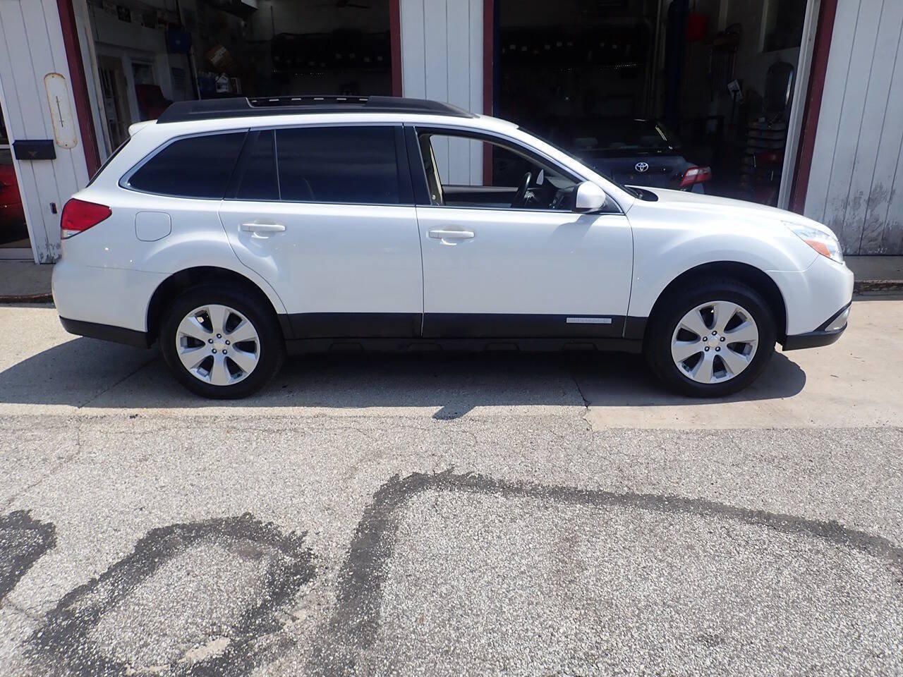 Used 2011 Subaru Outback 2.5i Premium w/ All-Weather Pkg AWD/4WD image 23