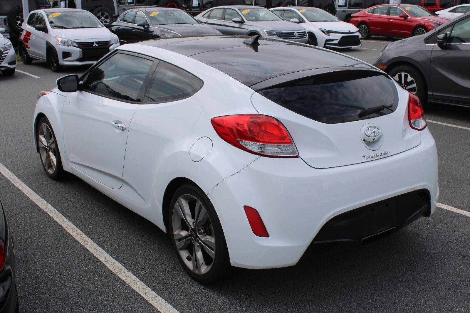 Used 2017 Hyundai Veloster Value Edition FWD image 8