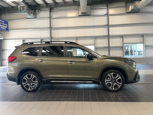Used 2025 Subaru Ascent Touring AWD/4WD image 4