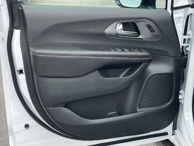 New 2027 Chrysler Pacifica Select FWD image 11