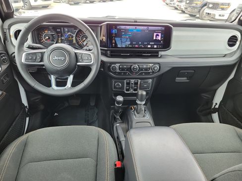 Used 2025 Jeep Wrangler Unlimited Sahara AWD/4WD image 16