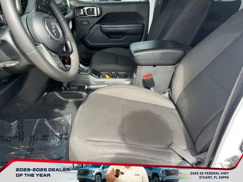 Used 2023 Jeep Gladiator Willys image 9