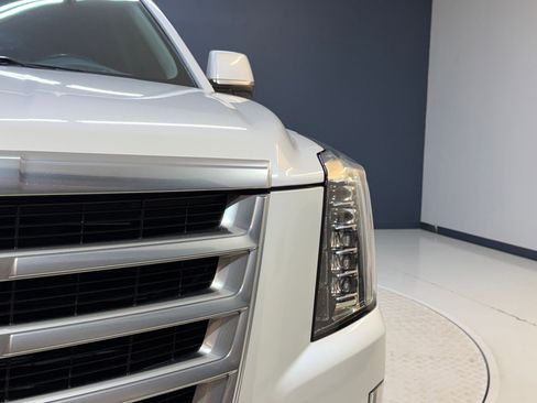 Used 2018 Cadillac Escalade Luxury RWD image 10