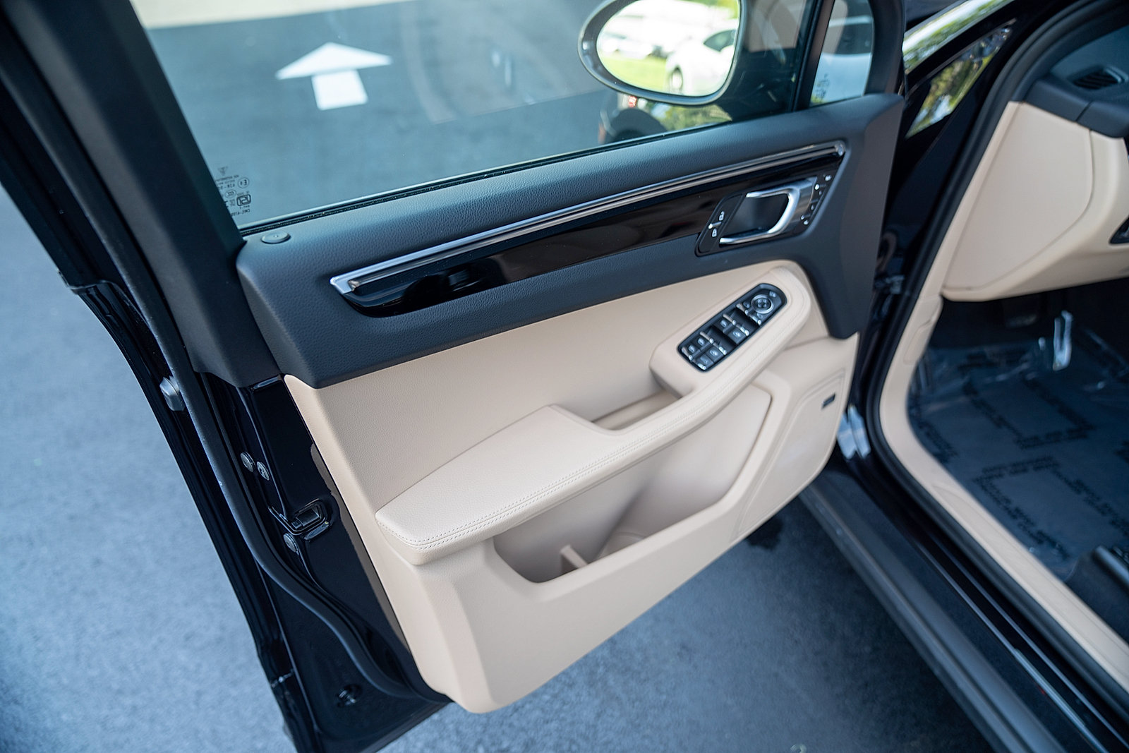 Used 2026 Porsche Macan AWD/4WD image 16