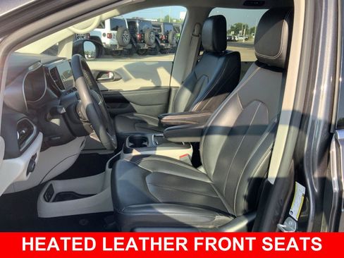 Used 2023 Chrysler Pacifica Touring-L FWD image 5