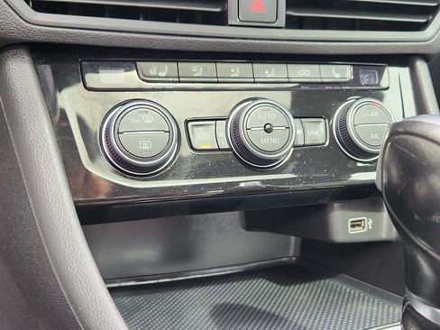 Used 2019 Volkswagen Jetta R-Line FWD image 10
