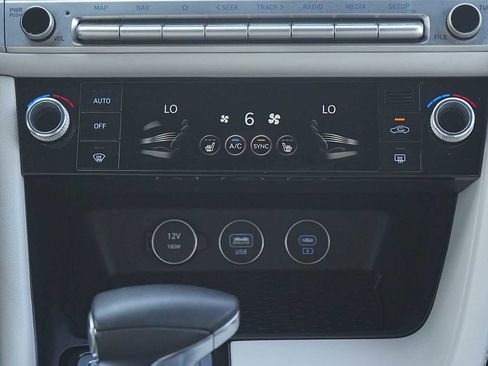 Used 2024 Genesis G70 2.5T image 23