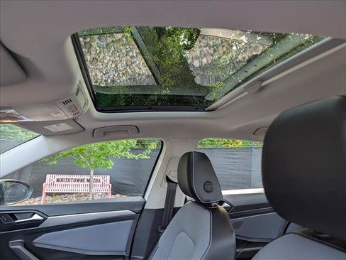 Used 2025 Volkswagen Jetta SE w/ Sunroof Package FWD image 26