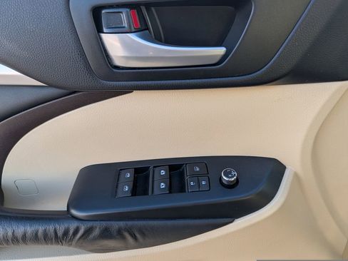 Used 2015 Toyota Highlander XLE image 19