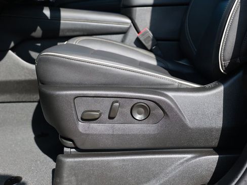 Used 2025 Chevrolet Suburban Premier image 16