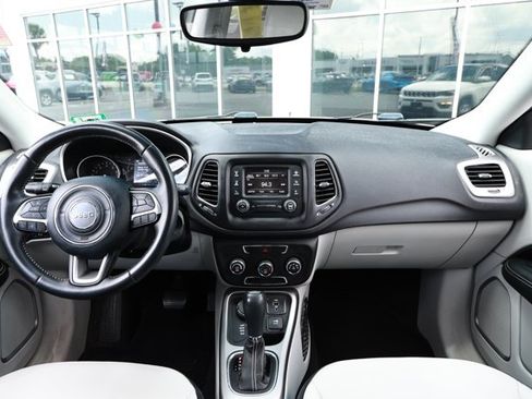 Used 2018 Jeep Compass Latitude AWD/4WD image 30