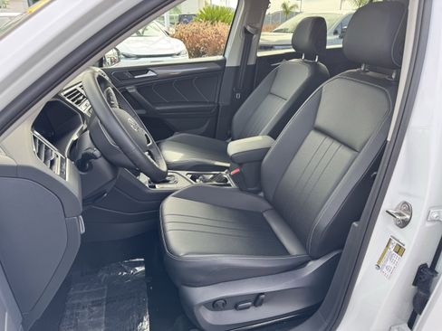 Used 2024 Volkswagen Tiguan SE w/ Panoramic Sunroof Package image 16