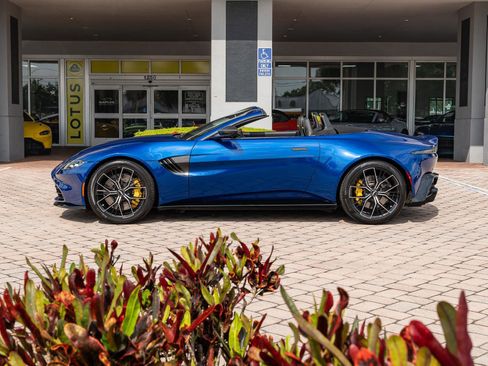 Used 2021 Aston Martin V8 Vantage Roadster image 33