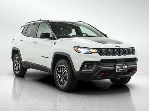 Used 2025 Jeep Compass Trailhawk AWD/4WD image 7