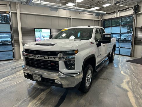Used 2022 Chevrolet Silverado 2500 LT w/ Convenience Package AWD/4WD image 2