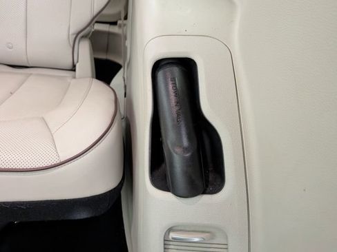 Used 2019 Chrysler Pacifica Limited image 30