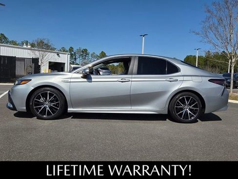 Used 2021 Toyota Camry SE image 3
