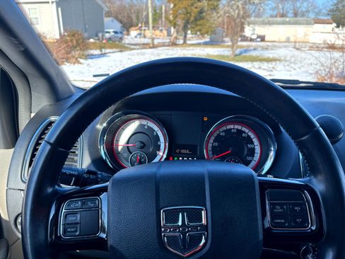 Used 2020 Dodge Grand Caravan SXT image 11