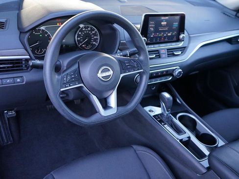 Used 2024 Nissan Altima 2.5 SV FWD image 12