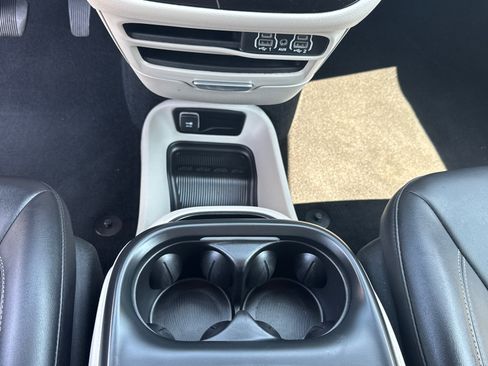 Used 2024 Chrysler Pacifica Touring-L FWD image 14