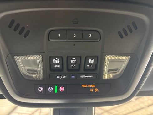 Used 2023 Chevrolet Traverse Premier FWD image 31