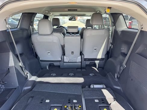 Used 2025 Toyota Sienna XLE FWD image 13