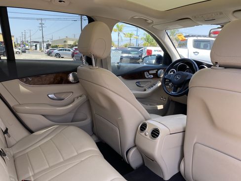 Used 2019 Mercedes-Benz GLC 350e 4MATIC w/ Premium Package image 25