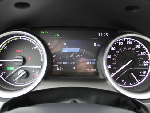 Used 2023 Toyota Camry XLE image 16