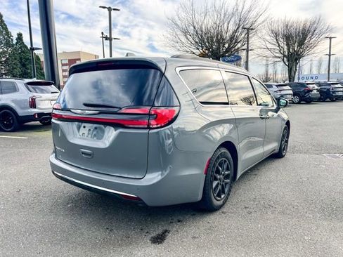 Used 2022 Chrysler Pacifica Touring-L image 7
