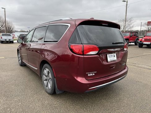 Used 2017 Chrysler Pacifica Platinum image 3