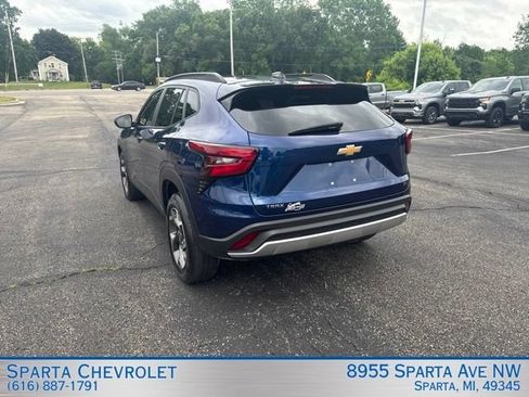 Used 2024 Chevrolet Trax LT w/ Driver Confidence Package FWD image 5