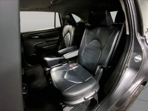 Used 2023 Toyota Highlander XLE AWD/4WD image 21