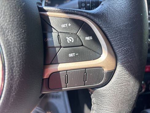 Used 2016 Jeep Renegade Latitude AWD/4WD image 37