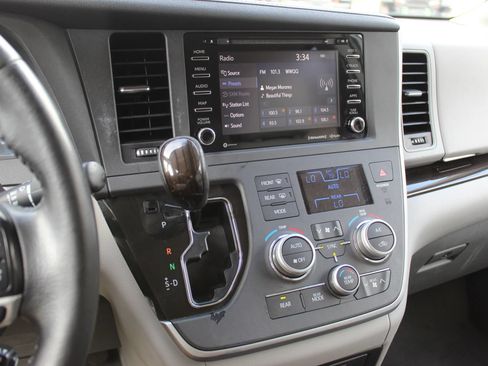 Used 2020 Toyota Sienna XLE AWD/4WD image 17