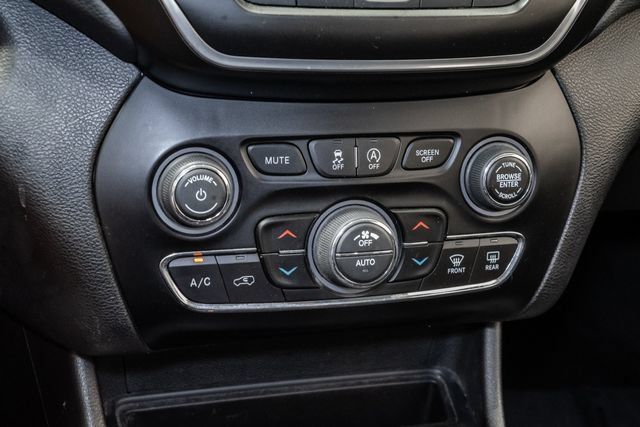 Used 2021 Jeep Cherokee Latitude Lux w/ Comfort/Convenience Group AWD/4WD image 24