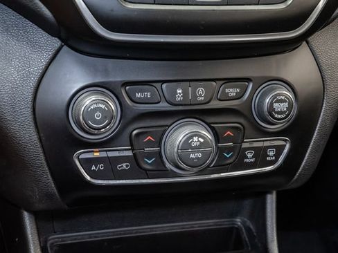 Used 2021 Jeep Cherokee Latitude Lux w/ Comfort/Convenience Group AWD/4WD image 24