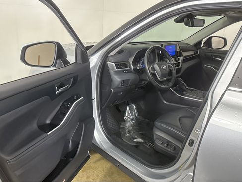 Used 2023 Toyota Highlander XLE image 2
