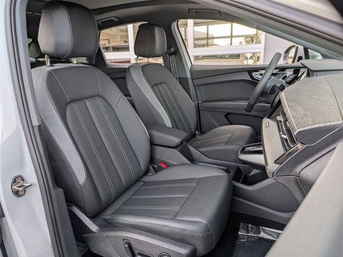 Used 2025 Audi Q4 e-tron Prestige image 28