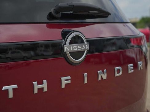 Used 2025 Nissan Pathfinder SV FWD image 8
