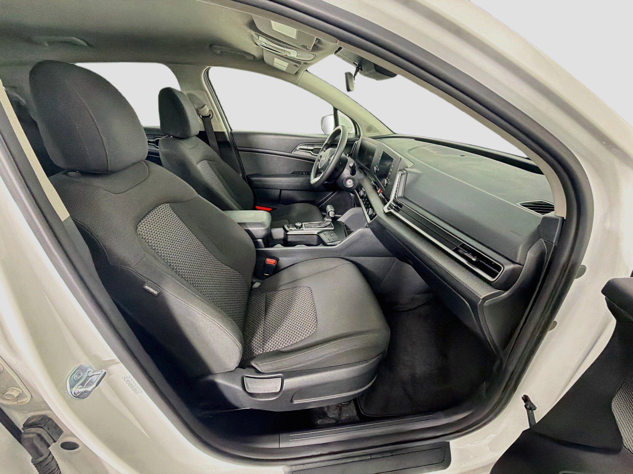 Used 2025 Kia Sportage LX FWD image 31