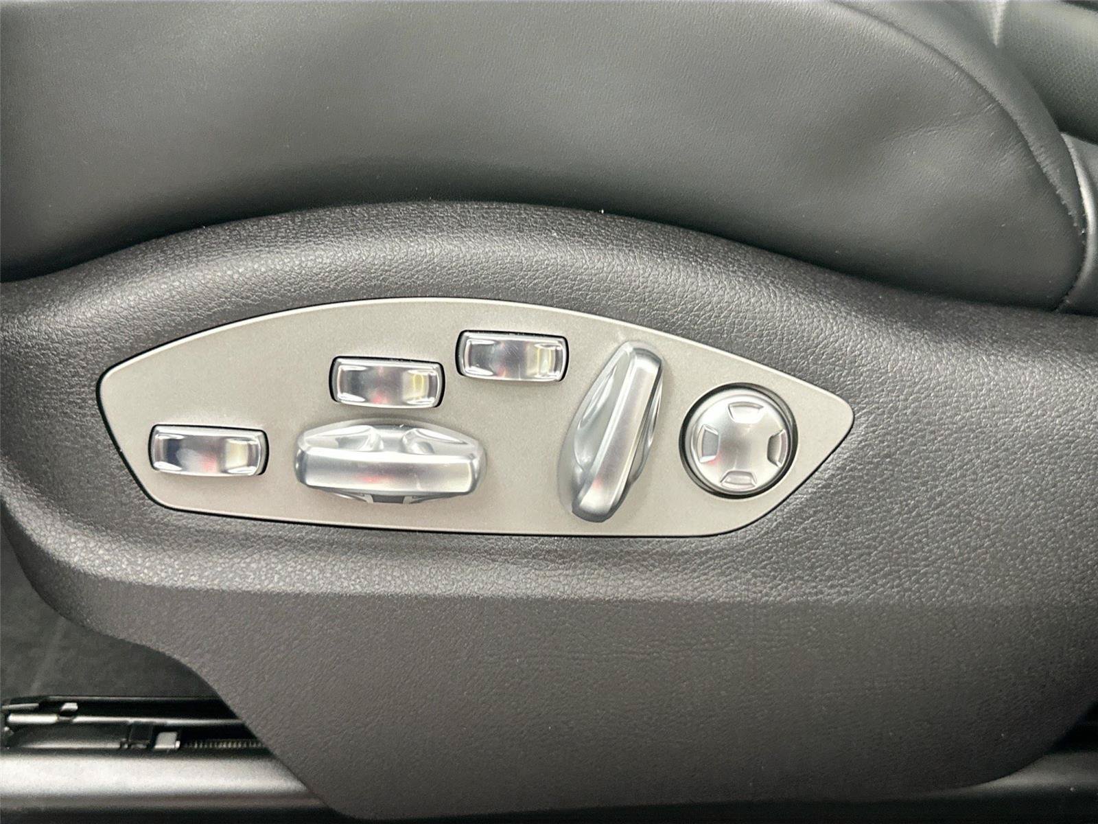 Certified 2026 Porsche Macan Turbo AWD/4WD image 32