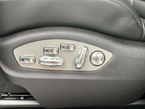 Certified 2026 Porsche Macan AWD/4WD image 32