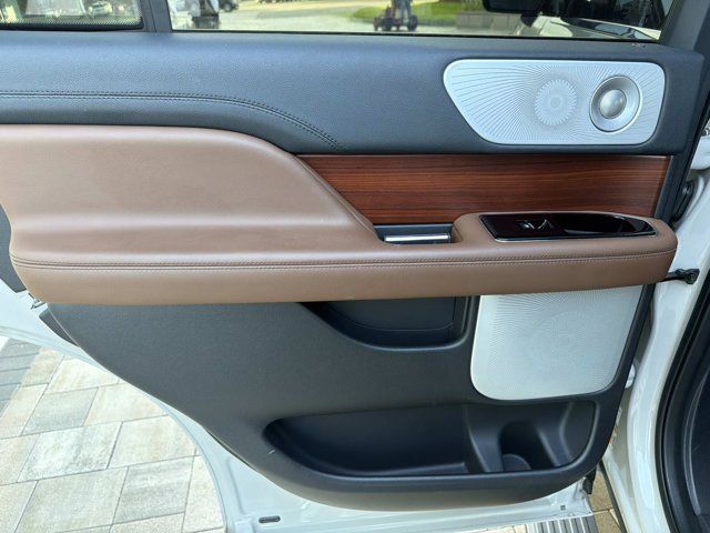 Used 2022 Lincoln Navigator Reserve AWD/4WD image 17