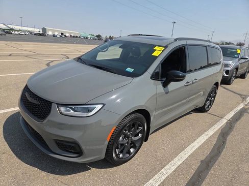 Used 2023 Chrysler Pacifica Limited w/ Uconnect Theater Family Group AWD/4WD image 4