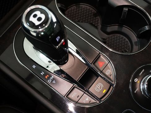 Used 2019 Bentley Bentayga image 27