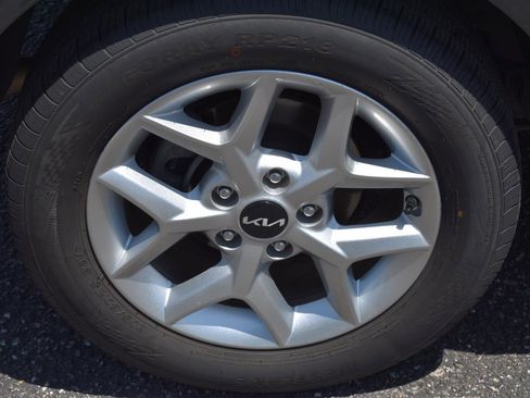 Used 2024 Kia Soul LX w/ Option Group 015 FWD image 11