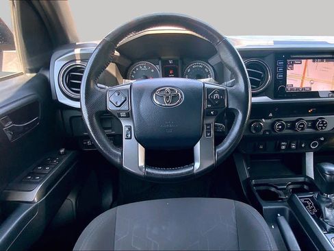 Used 2018 Toyota Tacoma TRD Off-Road AWD/4WD image 4